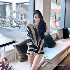 批发复古撞色条纹斜肩长袖套头毛衣女秋季休闲针织套<b class='q'>装</b>直筒短<b class='q'>裤</b>两件套