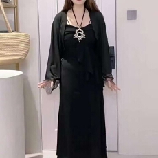 批发秋冬2025纯欲风高级感挂脖吊带连衣裙收腰气质<b class='q'>长裙</b>防晒开衫<b class='q'>两件套</b>