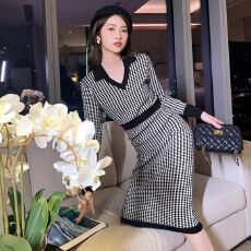 秋冬新款格子针织连衣裙女修身收腰V领内搭中长款过膝毛衣裙