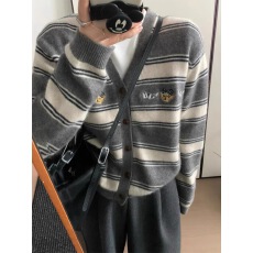 批发外贸<b class='q'>欧洲</b>站秋冬V领拼色条纹刺绣小熊叠穿浣熊绒针织开衫毛衣外套