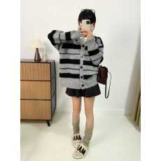 批发<b class='q'>外贸</b>松弛风V领条纹毛衣外套女冬季新款宽松显瘦百搭针织开衫上衣