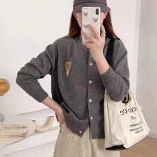 批发秋冬新款女<b class='q'>韩版</b>宽松时尚甜美小熊圆领单排扣羊毛开衫保暖毛衣外套
