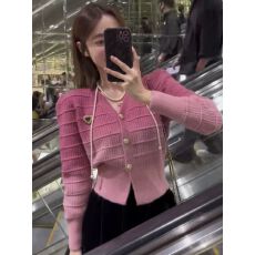 批发小香风气质v领胸针渐变色针织<b class='q'>女</b>秋冬外贸复古泡泡袖坑条收腰毛衣