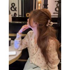 批发韩系漂亮白色碎花<b class='q'>针织</b><b class='q'>开衫</b>外套女早春设计感小众外穿宽松显瘦上衣