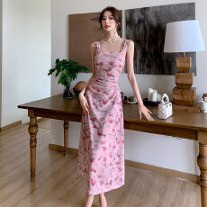 批发粉色碎花吊带连衣裙女<b class='q'>夏</b>季2025新款法式小个子包臀裙收腰显瘦长裙