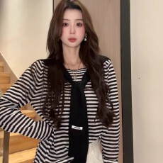 批发秋冬套装女2025新款多巴胺穿搭一整套条纹防晒长袖针织披肩两件套