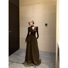 批发复古咖色气质v领T恤女秋冬内搭打底衫御姐风性感紧身短款<b class='q'>长袖</b>上衣