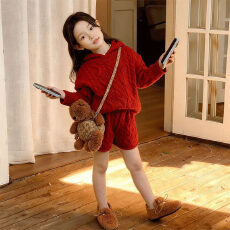 批发女童圣诞新年氛围感套装冬季小女孩红色连帽毛衣针织短裤两件套潮