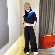 批发<b class='q'>女</b><b class='q'>童</b><b class='q'>套装</b><b class='q'>2026</b>秋款时髦<b class='q'>女</b>孩设计感蕾丝花边连帽<b class='q'>外套</b>阔腿裙裤两件套