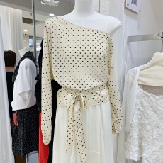 批发气质一字领露肩<b class='q'>长袖</b>波点<b class='q'>雪纺衫女</b>2026春季设计感系带收腰圆点衬衫