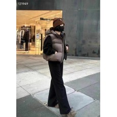 批发2025新款轻柔泡芙蓬松时尚连帽棉服马甲女短款宽松背心马甲外套女