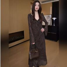 批发<b class='q'>连衣裙</b>女秋冬季法式长袖复古波点喇叭袖<b class='q'>修身</b>新款高级感收腰长裙子