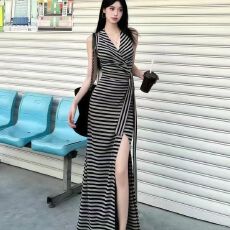 批发韩系纯欲性感v领<b class='q'>开叉</b>条纹<b class='q'>连衣裙</b>女夏气质收腰显瘦绑带无袖长裙子