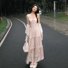 批发【原版布料粉色蕾丝吊带<b class='q'>连衣裙</b>夏季收腰蛋糕裙a<b class='q'>字</b>裙子度假风长裙