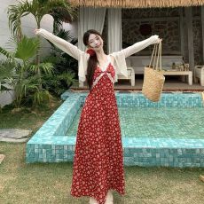 批发<b class='q'>蕾丝</b>拼接v领红色碎花吊带连衣裙女夏季多巴胺掐腰露背长裙子