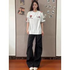 批发刺绣+内里铺布（纯棉220克精梳紧密）短袖t恤女