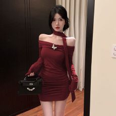批发轻熟御姐风蝴蝶结卡扣<b class='q'>挂</b><b class='q'>脖</b>一字肩<b class='q'>连衣裙</b>女褶皱收腰显身材包臀短裙