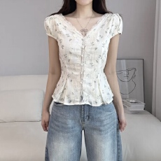 批发有货 <b class='q'>韩国</b>chic<b class='q'>蕾丝</b>花边V领短袖衬衫刺绣碎花掐腰显瘦上衣