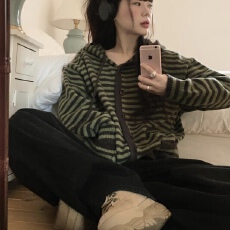 批发有货 <b class='q'>韩国</b>chic撞色条纹慵懒风连帽单排扣针织开衫宽松高级感毛衣