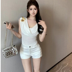 批发甜辣修身白色荡领无袖T恤女<b class='q'>夏季</b>法式短款设计感纯欲露背衣没<b class='q'>饰品</b>