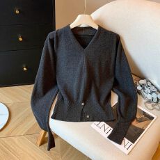 法式复古V领长袖针织衫秋冬新款设计感气质纯色开叉毛衣