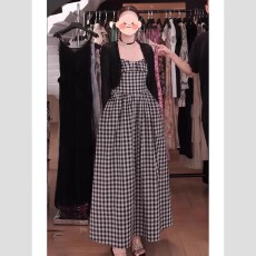批发法式复古高级感女<b class='q'>秋装</b>小个子时尚百搭格纹吊带<b class='q'>连衣裙</b>法式减龄漂亮