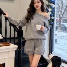 批发2025新款秋冬穿搭复古设计十字斜肩<b class='q'>卫衣</b>+蕾丝飘带短裤毛衣套装女