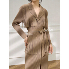 批发26年<b class='q'>春</b>款褶家时尚褶皱时尚高级感百搭流苏翻领显瘦风衣(配腰带)