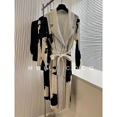 批发褶家时尚三宅褶皱时尚长风衣女<b class='q'>秋</b>新款大翻领系带显瘦风衣配腰带