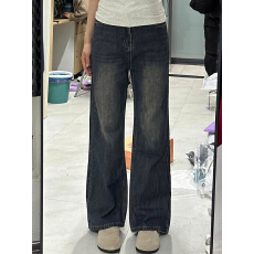 批发不贴腿微喇牛仔裤女秋季2025新款设计感宽松遮肉微喇叭阔腿长裤子