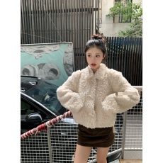 批发冬日童话新款白色羊羔毛外套女短款牛角扣环保皮草小个子加厚加棉