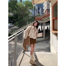 批发冬日童话新款白色羊羔毛外套女短款牛角扣环保皮草小个子加厚加棉