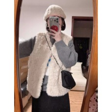 批发温柔风<b class='q'>甜美</b>羊羔毛马甲背心女冬季叠穿毛绒绒软糯宽松学院风外套