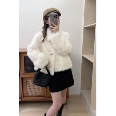 批发<b class='q'>冬</b>日童话新款白色羊羔毛外套女短款牛角扣环保皮草小个子加厚加棉