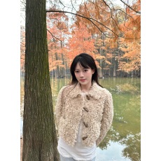 批发羊羔毛外套女2025冬季加厚皮草短款环保皮草牛角扣泰迪卷毛毛上衣