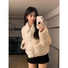 批发冬日童话新款白色羊羔毛外套女短款牛角扣环保皮草小个子加厚加棉