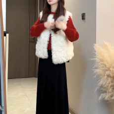 批发温柔风<b class='q'>甜美</b>羊羔毛马甲背心女冬季叠穿毛绒绒软糯宽松学院风外套