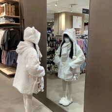 批发白色毛毛绒高级感羊羔毛外套女冬季牛角扣仿皮草皮毛一体连帽上衣