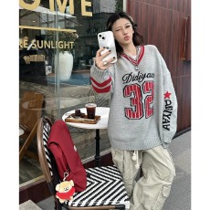 批发美式复古学院风印花球衣卫衣<b class='q'>女</b>秋季宽松休闲显瘦V领长袖套头上衣