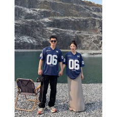 批发美式复古橄榄球服V领运动短袖<b class='q'>T</b><b class='q'>恤</b>男女缎面凉感宽松足球上衣