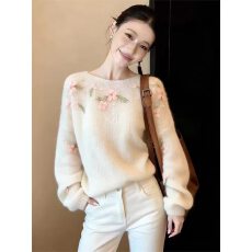 批发温柔风钉珠花朵刺绣圆领针织衫女冬季<b class='q'>新款</b>高级感长袖显瘦套头毛衣