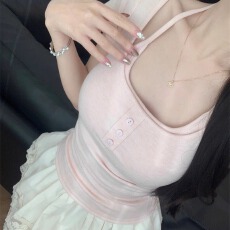 批发纯欲2025新款奶糯糯纯欲假两件挂脖正肩<b class='q'>短袖</b>T恤女上衣带拆卸胸垫