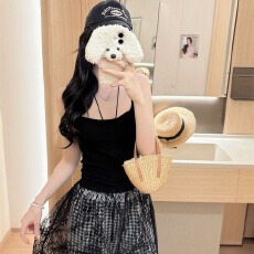 批发纯欲性感新款新款吊带后面蕾丝镂空设计一体式带胸垫百搭显瘦上衣