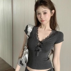 批发蝴蝶结V领蕾丝拼接短袖T恤女紧身小众设计高腰短款露脐甜辣小上衣