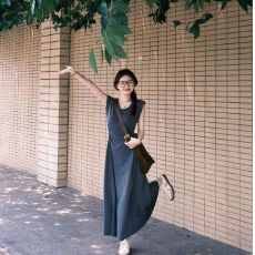 批发法式灰色小飞袖<b class='q'>连衣裙</b>女早春2026新款设计感小众<b class='q'>收腰</b>显瘦a字长裙