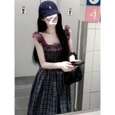 批发韩系学院风气质<b class='q'>收腰</b>木耳边格纹吊带裙女时尚夏新款方口领过膝长裙
