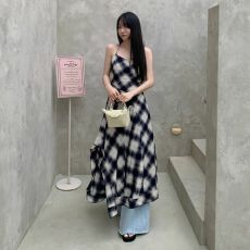 批发法式黑色格纹吊带连衣裙子女夏季2026新款高级设计感气质绝美长裙