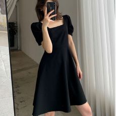 批发赫本风小黑裙女夏季新款法式复古方领<b class='q'>中长款</b>黑色泡泡袖连衣裙