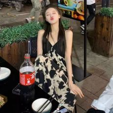 批发设计感撞色印花吊带<b class='q'>连衣裙</b>女夏季气质显瘦休闲度假赫本风V领长裙