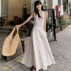 批发韩系气质V领无袖连衣裙夏季2026新款收腰显瘦<b class='q'>时尚</b>别致条纹吊带裙